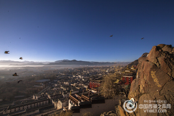 Snapshots of Tibet’s Shigatse City at dawn